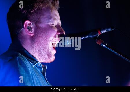 Alex Trimble, leader du groupe irlandais Two Door Cinema Club Banque D'Images