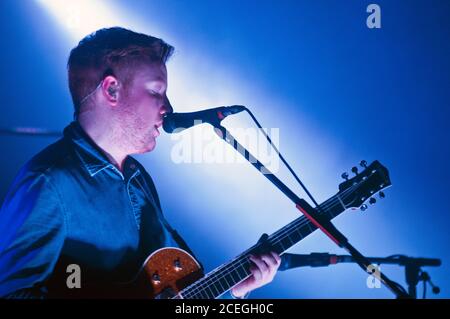 Alex Trimble, leader du groupe irlandais Two Door Cinema Club Banque D'Images