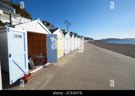 Belle plage historique Lyme Regis Dorset UK huts site de l'UNESCO, célèbre plage fossile et le Cobb. Plages de sable et de galets sur la côte sud-ouest. Banque D'Images