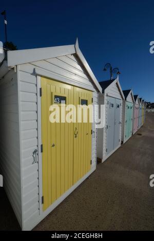 Belle plage historique Lyme Regis Dorset UK huts site de l'UNESCO, célèbre plage fossile et le Cobb. Plages de sable et de galets sur la côte sud-ouest. Banque D'Images