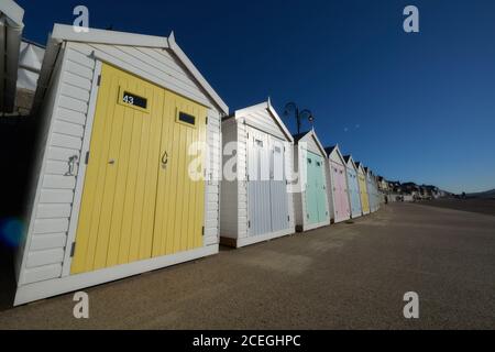 Belle plage historique Lyme Regis Dorset UK huts site de l'UNESCO, célèbre plage fossile et le Cobb. Plages de sable et de galets sur la côte sud-ouest. Banque D'Images