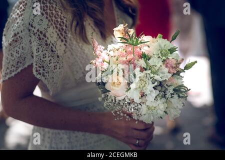 Bride holding bouquet de mariage Banque D'Images