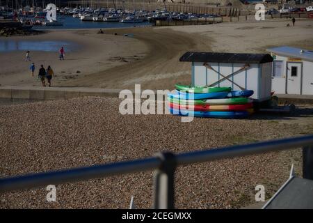 Belle historique Lyme Regis Dorset Royaume-Uni. Site de l'UNESCO, célèbre plage de fossiles et pour le Cobb. Plages de sable et de galets sur le sentier de la côte sud-ouest. Banque D'Images