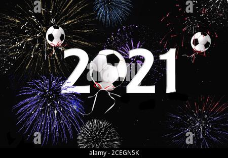 Fête du nouvel an 2021 avec ballons de football et feux d'artifice dans le ciel noir Banque D'Images