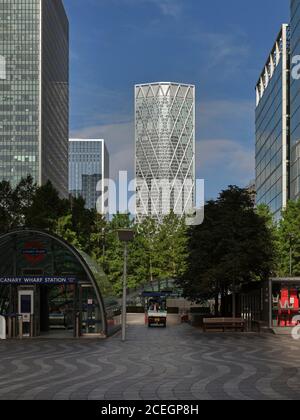 Vue contextuelle depuis l'est avec Jubilee Park. Newfoundland Tower, Londres, Royaume-Uni. Architecte: Horden Cherry Lee Architects Ltd, 2020. Banque D'Images