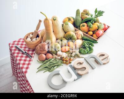 Ensemble de différents légumes frais récoltés et de la cuisine mot sur une table Banque D'Images