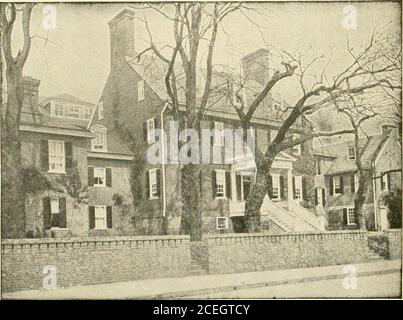 . Une journée dans la ville historique et magnifique d'Annapolis. Pour prendre à l'hôtel moderne qui a été fait à partir des maisons de son-toric William Paca et de la Briee House a utilisé une annexe. À un étranger, les cercles et les rues d'Annapolissemblent se fondre mystérieusement les uns dans les autres, et nous avons dû nous faufiler par de nombreuses directions, le plus poliment donné par les jeunes et les vieux. On nous a dit de descendre ]Iain Street, par Chan-cery Lane (qui était une voie vivile entre deux maisons), et que nous sortions sur State Circle, ce que nous avons fait, et que nous avons passé le Little Treasury Building sur les State Housegrounds. Il a été construit en 16 Banque D'Images