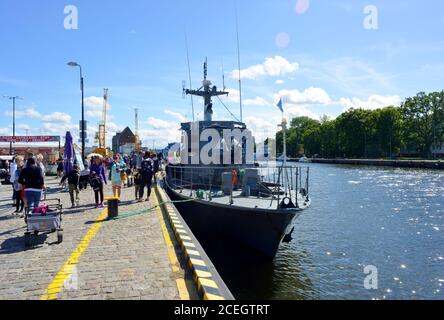 Kolobrzeg, Pologne, un bateau de torpille dans le port pour des visites touristiques sur la mer baltique Banque D'Images