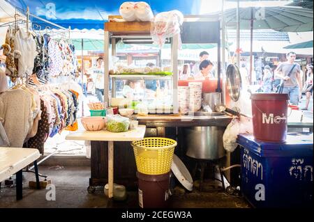 La cuisine d'un restaurant de nouilles ou d'un café typique à Chatuchak Weekend Market Bangkok Thaïlande. Banque D'Images