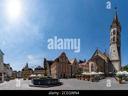 Schwaebisch Gmuend, BW / Allemagne - 23 juillet 2020 : place du marché avec l'église Johniskirche et la fontaine Marienbrunnen Banque D'Images