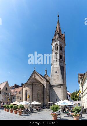 Schwaibisch Gmuend, BW / Allemagne - 23 juillet 2020 : le Johanniskirche à Schwaibisch Gmuend avec des restaurants sur la place du marché Banque D'Images