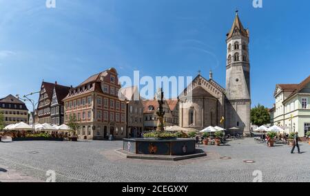 Schwaebisch Gmuend, BW / Allemagne - 23 juillet 2020 : vue panoramique de la place du marché de Schwaebisch Gmuend avec la fontaine et l'église Marienbrunnen Banque D'Images