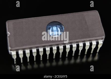 Mémoire morte programmable effaçable. Matrice de circuit numérique intégrée avec fils fins en argent. BOÎTIER DIP avec fenêtre transparente pour effacer les données UV. Banque D'Images