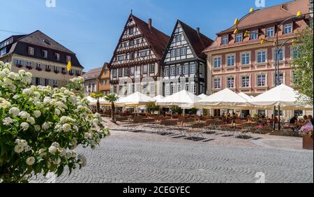 Schwaebisch Gmuend, BW / Allemagne - 23 juillet 2020 : belles maisons à colombages et cafés de rue à Schwaebisch Gmuend Banque D'Images