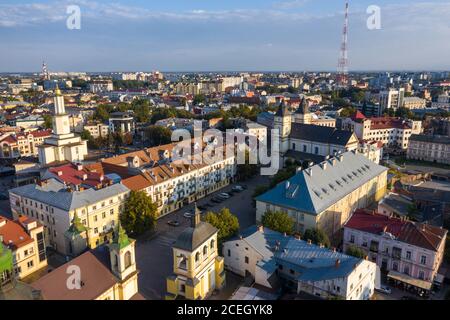 Le centre historique de la ville européenne Ivano-Frankivsk en été vue aérienne. Banque D'Images