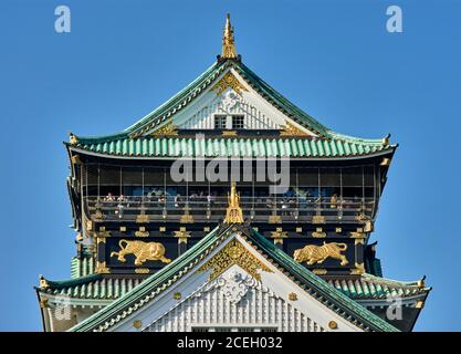 Osaka / Japon - 28 mars 2018 : touristes visitant le principal château d'Osaka, symbole d'Osaka et du Japon Banque D'Images