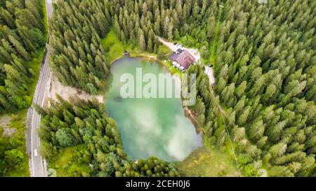 Beau chalet au milieu de la forêt, le long d'un bord de lac. Banque D'Images