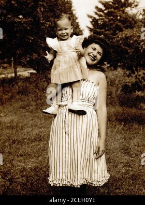 Photographie vintage de 1946 d'une mère et de sa petite fille environ 1 ans, New York, Etats-Unis. Banque D'Images