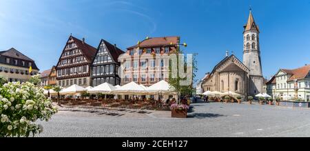 Schwaebisch Gmuend, BW / Allemagne - 23 juillet 2020 : belles maisons à colombages et cafés de rue à Schwaebisch Gmuend Banque D'Images