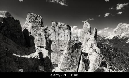 Paysage de montagne panoramique aérien de Five Towers Peaks. Cinque Torri, Dolomite Mountains, Italie Banque D'Images