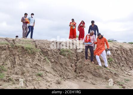 Beawar, Rajasthan, Inde, 1er septembre 2020: Les dévotés hindous portent des idoles de la déité de la prospérité Seigneur Ganesha (Déité à tête d'éléphant) avant de les immerger dans un étang le dernier dixième jour du festival Ganesh Chaturthi à Beawar. Crédit : Sumit Saraswat/Alay Live News Banque D'Images