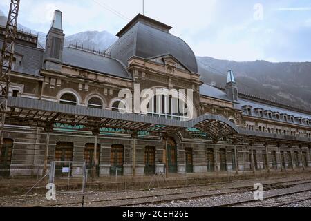 Magnifique façade de la gare de Canfranc par une incroyable journée ensoleillée à Huesca, en Espagne Banque D'Images