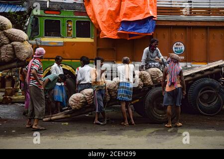 Kolkata, Inde. 1er septembre 2020. Les travailleurs salariés se tiennent à côté d'un chariot avec des produits.l'économie indienne a connu un contrat de 23.9 pour cent au deuxième trimestre, la chute la plus drastique depuis des décennies, car les restrictions de verrouillage visant à contenir la propagation du coronavirus ont supprimé des emplois et des entreprises. Crédit : SOPA Images Limited/Alamy Live News Banque D'Images