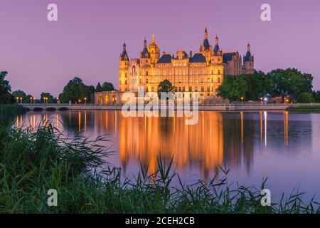 Coucher de soleil au château de Schwerin. Le château de Schwerin (également connu sous le nom de château de Schwerin, allemand: Schweriner Schloss), est un château situé dans la ville de Schwerin, Banque D'Images