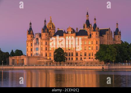 Coucher de soleil au château de Schwerin. Le château de Schwerin (également connu sous le nom de château de Schwerin, allemand: Schweriner Schloss), est un château situé dans la ville de Schwerin, Banque D'Images