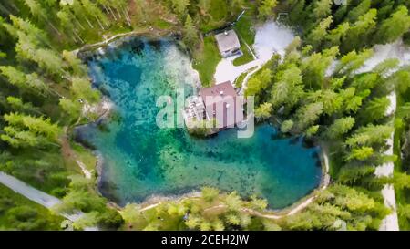 Magnifique chalet le long du lac de montagne. Vue aérienne incroyable en été. Banque D'Images