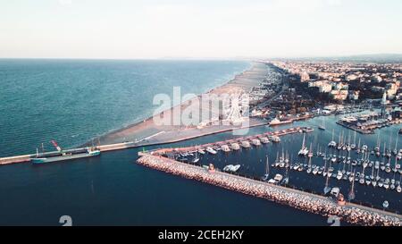 Vue aérienne du port de Rimini et des bateaux amarrés en été, Italie. Banque D'Images