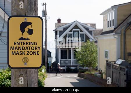 Panneau pour la zone de masque obligatoire à Provincetown, ma. Pour éviter la propagation de Covid-19, les gens doivent porter des masques dans le quartier des affaires 24 heures sur 24. Banque D'Images