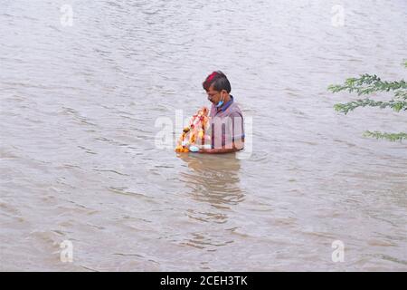 Beawar, Rajasthan, Inde, 1er septembre 2020: Le dévot hindou immerge une idole de la déité de la prospérité Seigneur Ganesha (Dieu à tête d'éléphant) avant de les immerger dans un étang le dernier dixième jour du festival Ganesh Chaturthi à Beawar. Crédit : Sumit Saraswat/Alay Live News Banque D'Images