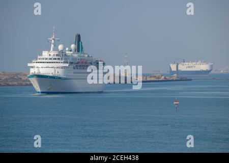 Égypte, Canal de Suez. MS Albatross transitant par le canal de Suez, navire de croisière exploité par Phoenix Reisen, basé en Allemagne. Banque D'Images