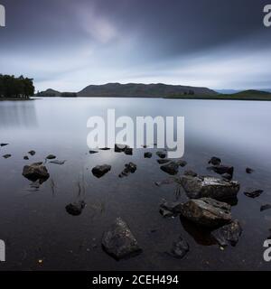 Ecosse, Highlands écossais, Loch Tarff. Crépuscule au Loch Tarff, un petit loch d'eau douce situé près du Loch Ness et du fort Augustus. Banque D'Images