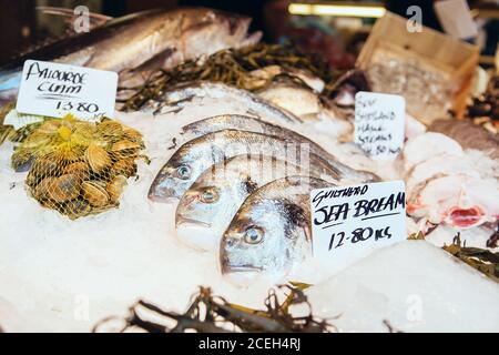 Poissons de mer fraîchement pêchés et autres fruits de mer exposés au Borough Market à Londres, Royaume-Uni. Sparidae, Pagrus Major, CH'amdom et Pagellus bogaraveo. Banque D'Images