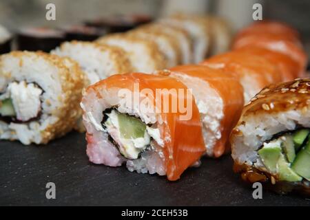 Les meilleurs types de rouleaux de sushi. Rouleau de Philadelphie, California Roll Avocat Anguille, Rouleau. De délicieux sushis et rouleaux avec l'anguille, le saumon, les crevettes, le concombre et phil Banque D'Images