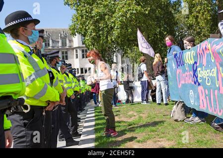 La rébellion de l'extinction démontrera sur la place du Parlement, à Londres, alors que la police se déplace pour arrêter des personnes qui bloquent les routes Banque D'Images