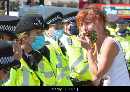 La rébellion de l'extinction démontrera sur la place du Parlement, à Londres, alors que la police se déplace pour arrêter des personnes qui bloquent les routes Banque D'Images