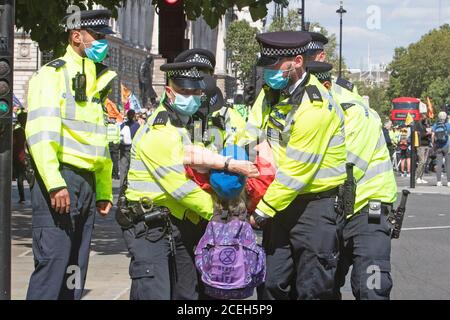 La rébellion de l'extinction démontrera sur la place du Parlement, à Londres, alors que la police se déplace pour arrêter des personnes qui bloquent les routes Banque D'Images