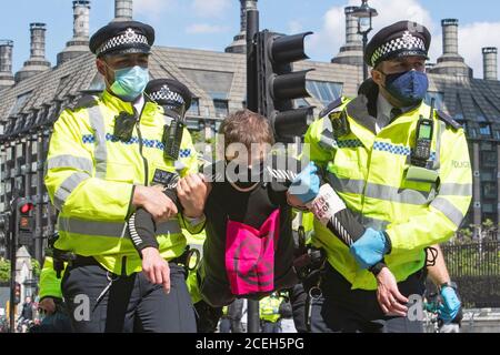 La rébellion de l'extinction démontrera sur la place du Parlement, à Londres, alors que la police se déplace pour arrêter des personnes qui bloquent les routes Banque D'Images