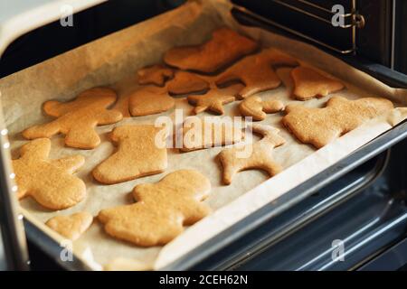 Cuisson et décoration de pain d'épice de noël. Le processus de cuisson du pain d'épice. Homme de pain d'épice et sa femme. Pain d'épice en forme de stylisé Banque D'Images
