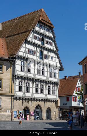 Schwaebisch Gmuend, BW / Allemagne - 23 juillet 2020 : bâtiment à colombages avec la bibliothèque municipale de Schwaibisch Gmuend Banque D'Images