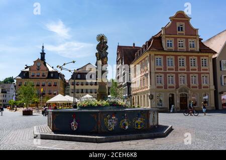 Schwaebisch Gmuend, BW / Allemagne - 23 juillet 2020 : la fontaine Marienbrunnen sur la place du marché à Schwaebisch Gmuend Banque D'Images