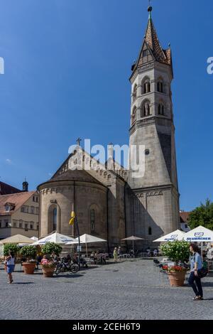 Schwaibisch Gmuend, BW / Allemagne - 23 juillet 2020 : le Johanniskirche à Schwaibisch Gmuend avec des restaurants sur la place du marché Banque D'Images