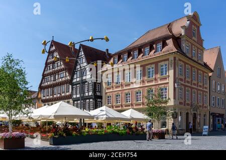 Schwaebisch Gmuend, BW / Allemagne - 23 juillet 2020 : belles maisons à colombages et cafés de rue à Schwaebisch Gmuend Banque D'Images