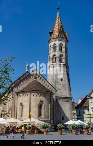 Schwaibisch Gmuend, BW / Allemagne - 23 juillet 2020 : le Johanniskirche à Schwaibisch Gmuend avec des restaurants sur la place du marché Banque D'Images