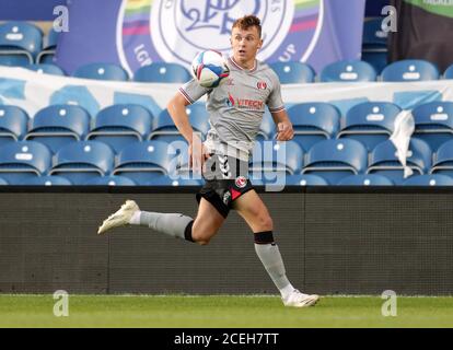 Alfie Doughty de Charlton Athletic en action pendant le Trophée de l'EFL, match du Groupe G du Sud au Kiyan Prince Foundation Stadium, Londres. Banque D'Images