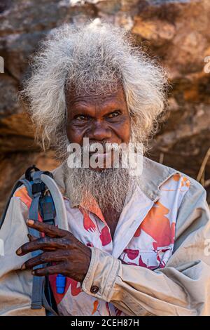 Guide expliquant les autochtones dans l'art rupestre aborigène Long Tom Dreaming, Gunbalanya, Australie Banque D'Images