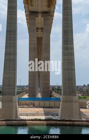 Égypte, canal de Suez à El-Qantara. Le pont pour la paix de Moubarak (aussi appelé pont de l'amitié entre l'Égypte et le Japon, pont Al Salam ou pont pour la paix d'Al Salam. Banque D'Images